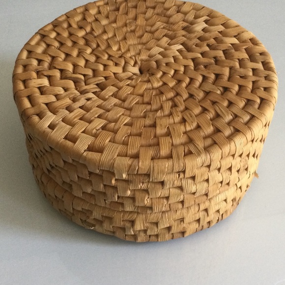 Vintage Round Lidded Basket - Picture 6 of 6